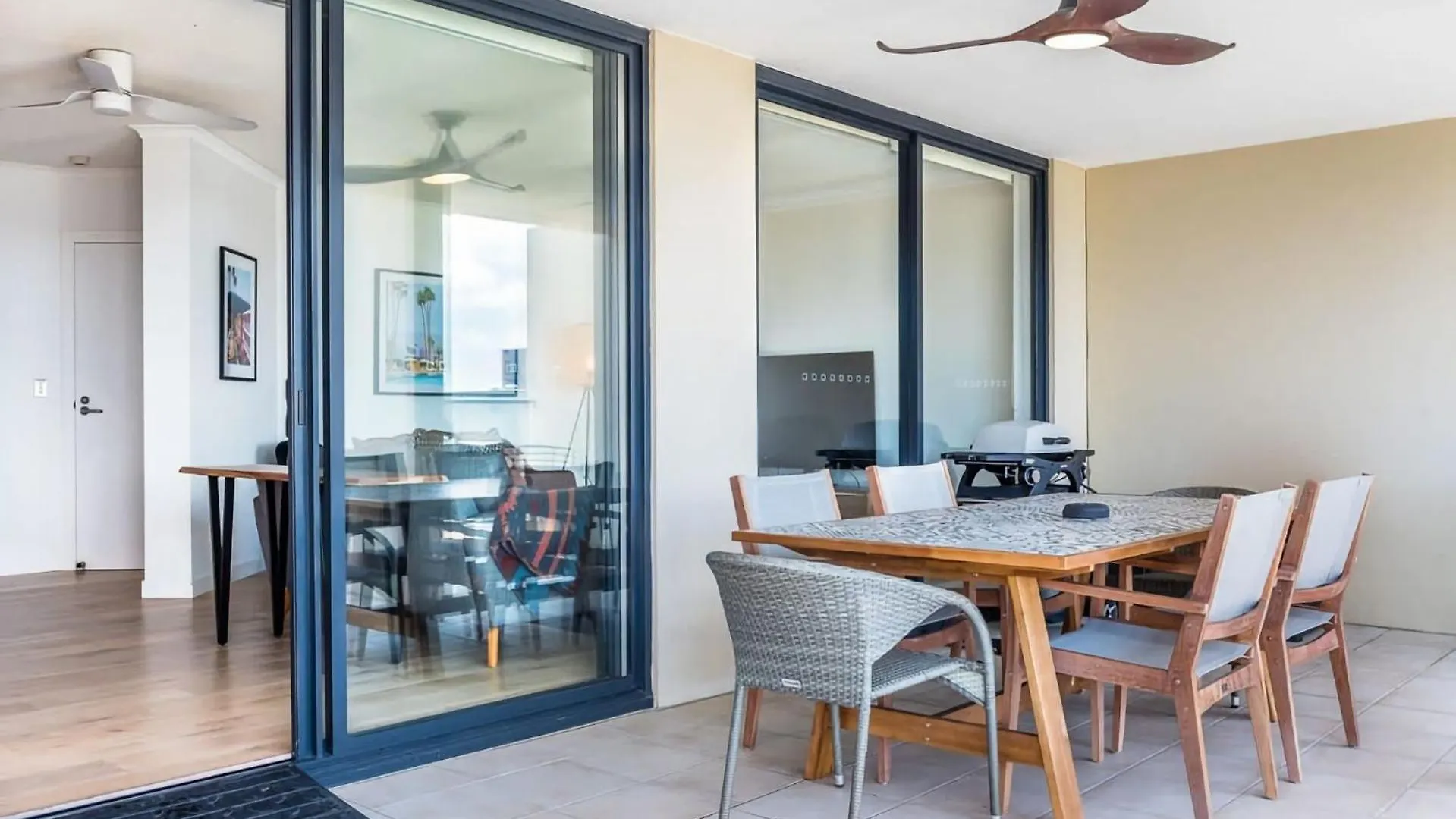 Stylish Central City Retreat With Pool Parking Brisbane Apartment