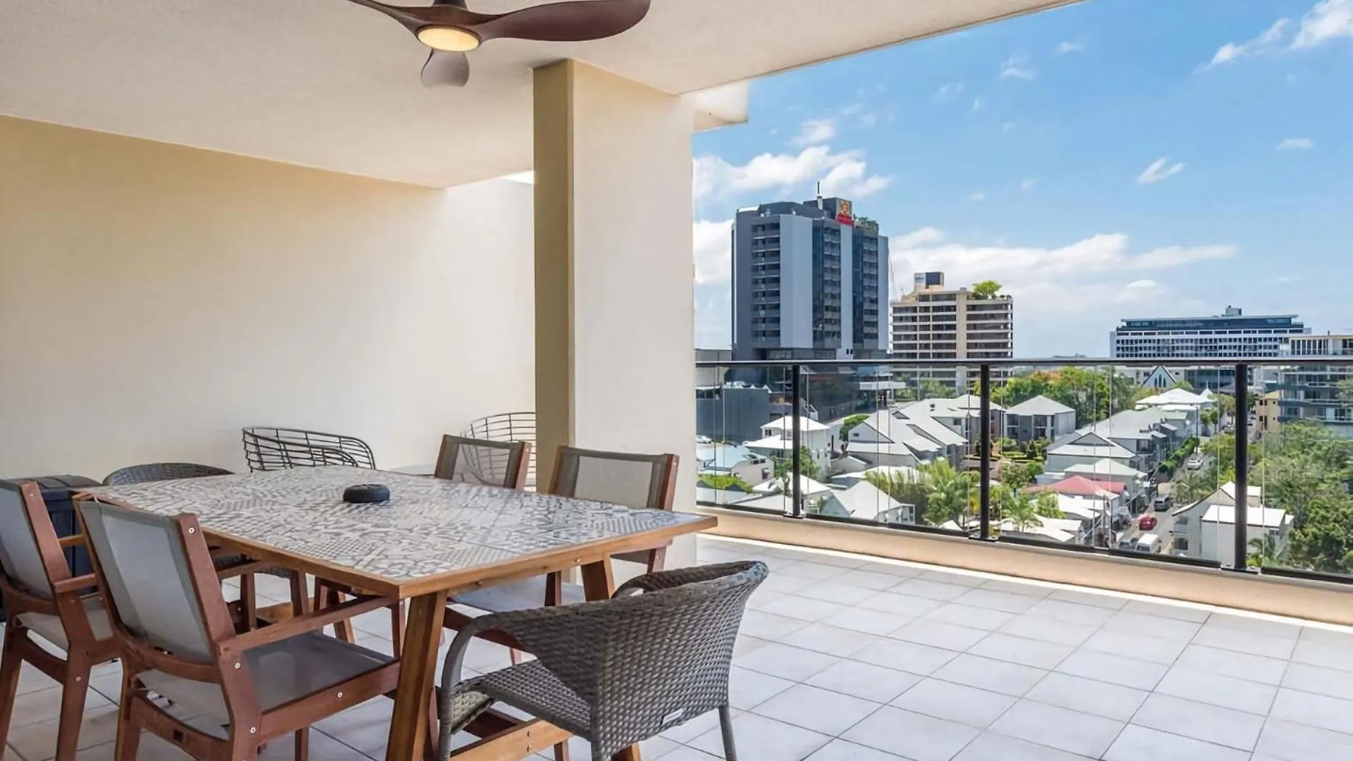 Stylish Central City Retreat With Pool Parking Brisbane Apartment