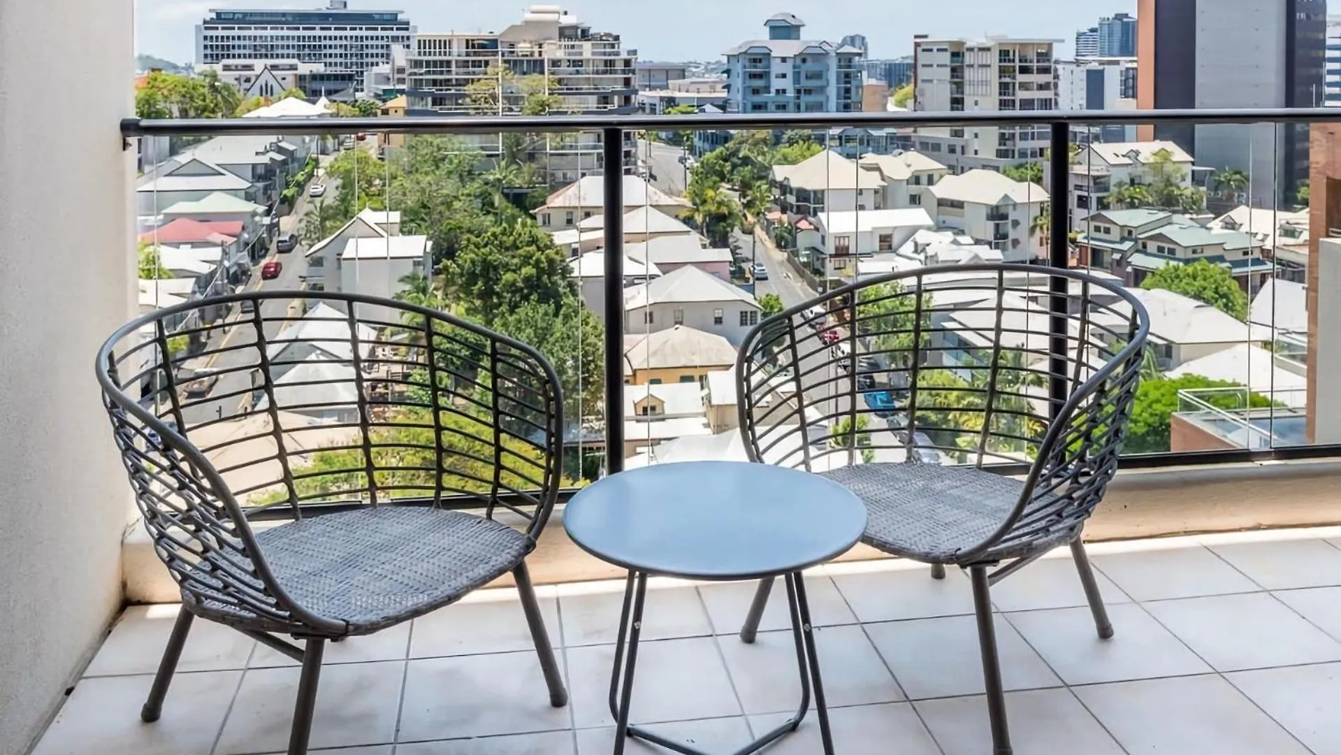 Stylish Central City Retreat With Pool Parking location